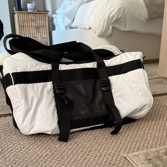 🟢 Under Armour Black and White Duffel or Gym Bag Unisex - Picture 1 of 5